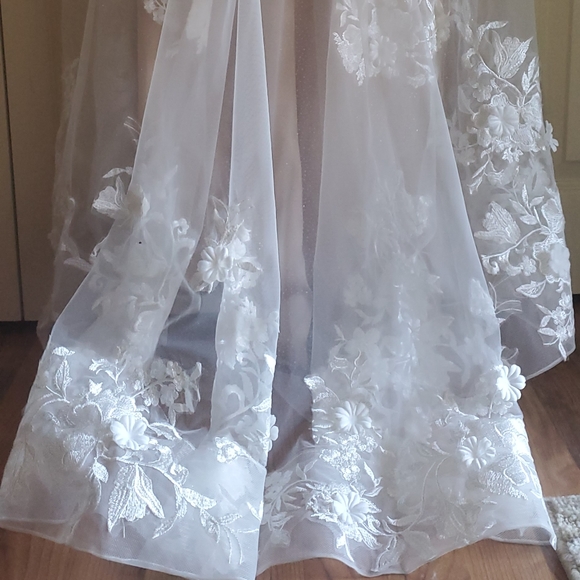 Stunning custom champagne & ivory gown with lace - Picture 10 of 16